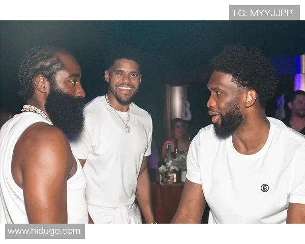 哈登与足球明星亲密合影展现跨界友谊与运动精神的完美结合